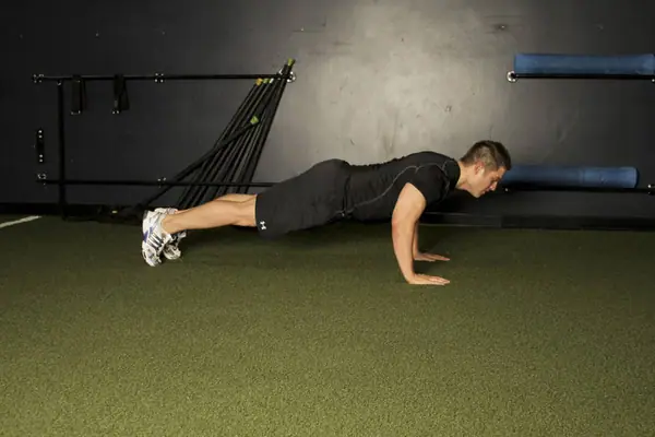 Flexiones con despegue: posición final