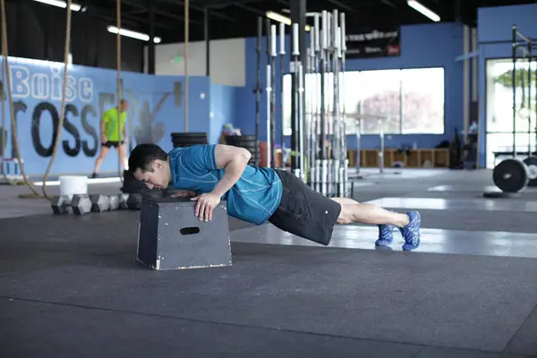 Flexiones con las manos elevadas, posición inicial