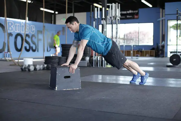 Flexiones con las manos elevadas: posición final