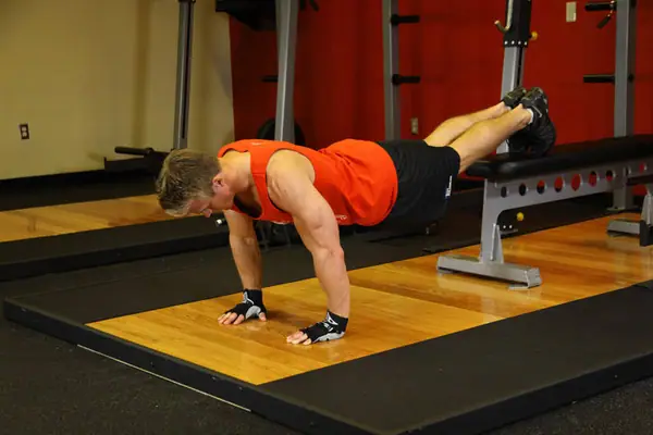 Flexiones con los pies elevados: posición inicial