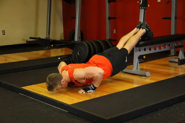 Flexiones con los pies elevados: posición final