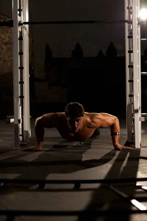 Flexiones con manos abiertas: posición final
