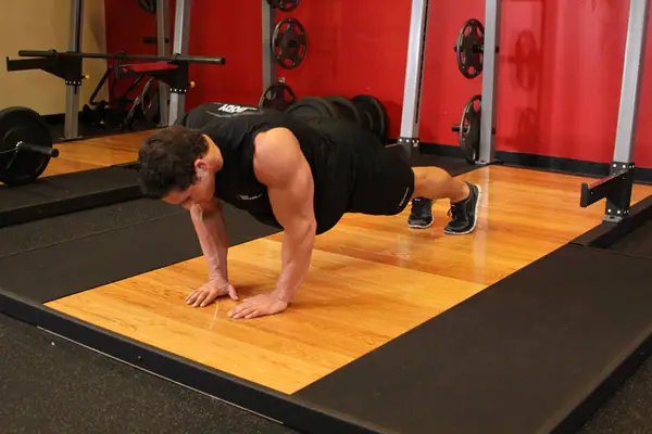 Flexiones con manos juntas, posición inicial