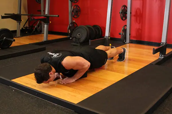 Flexiones con manos juntas: posición final