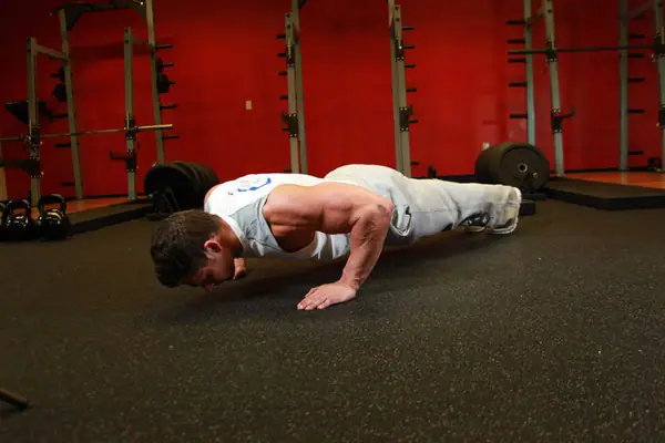 Flexiones de pecho: posición final