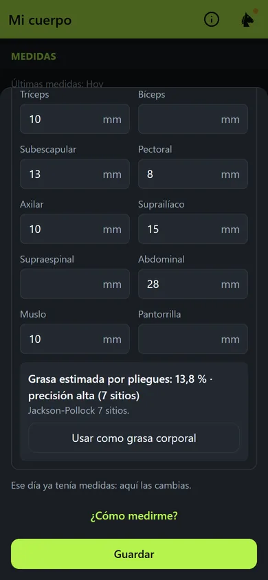 Pantalla de medidas de Motriz Fit con los pliegues anotados en milímetros y el resultado: grasa estimada por pliegues 13,8 %, precisión alta con 7 sitios, Jackson-Pollock 7 sitios
